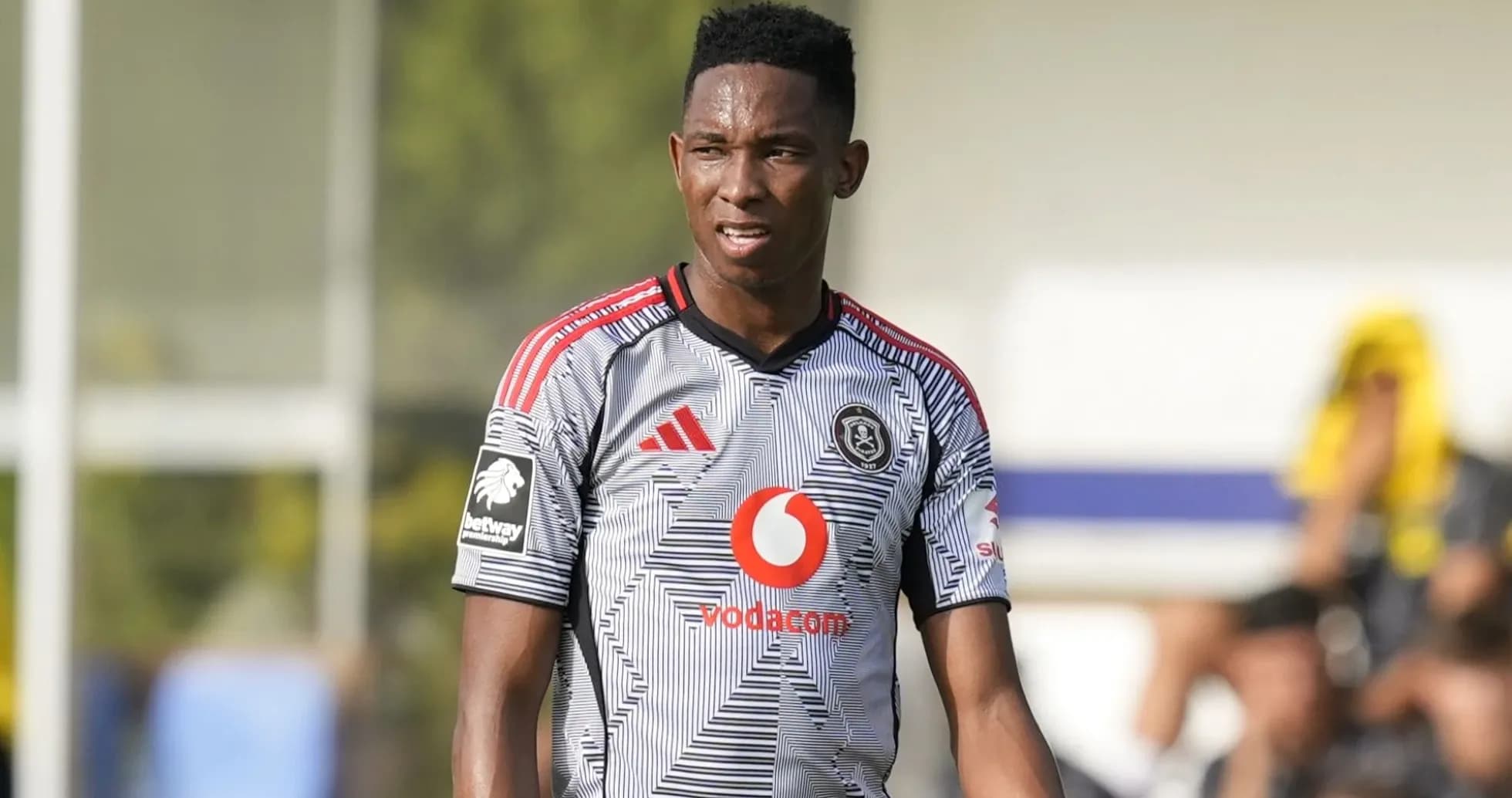 Игрок команды Orlando Pirates на тренировочном поле Игрок команды Orlando Pirates на тренировочном поле