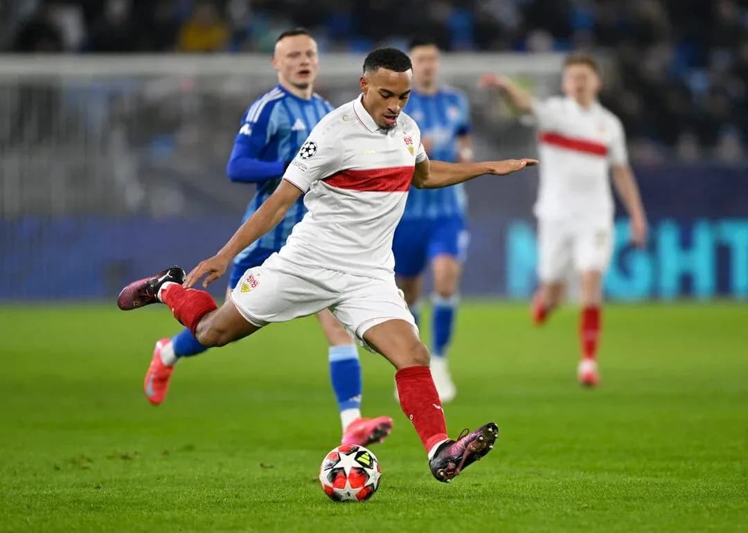 Игрок VfB Stuttgart в момент удара по мячу Игрок VfB Stuttgart в момент удара по мячу