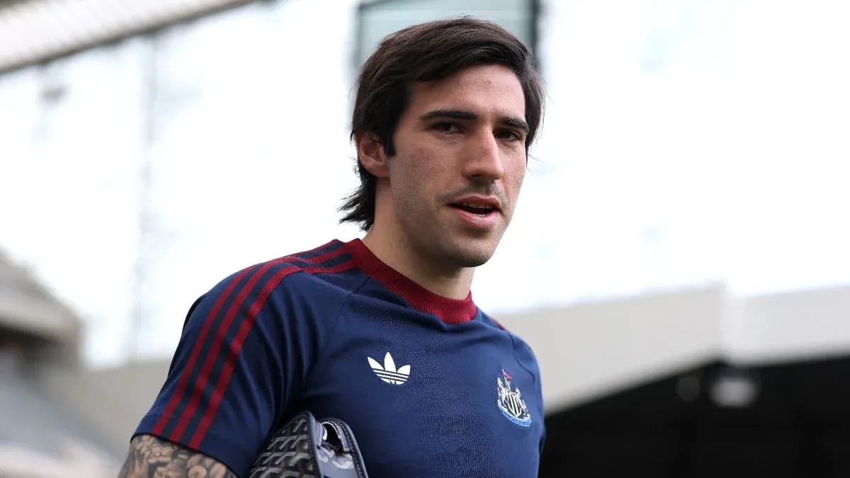 Игрок команды Newcastle United на стадионе Игрок команды Newcastle United на стадионе