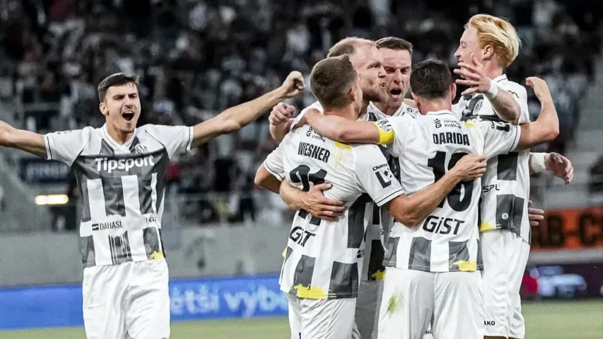 Игроки Hradec Králové празднуют гол Игроки Hradec Králové празднуют гол
