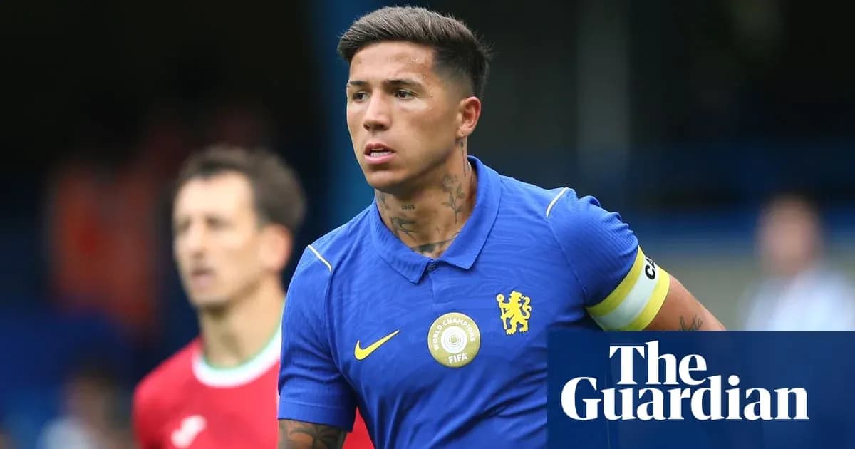 Игрок в синей форме Chelsea на поле матча Игрок в синей форме Chelsea на поле матча