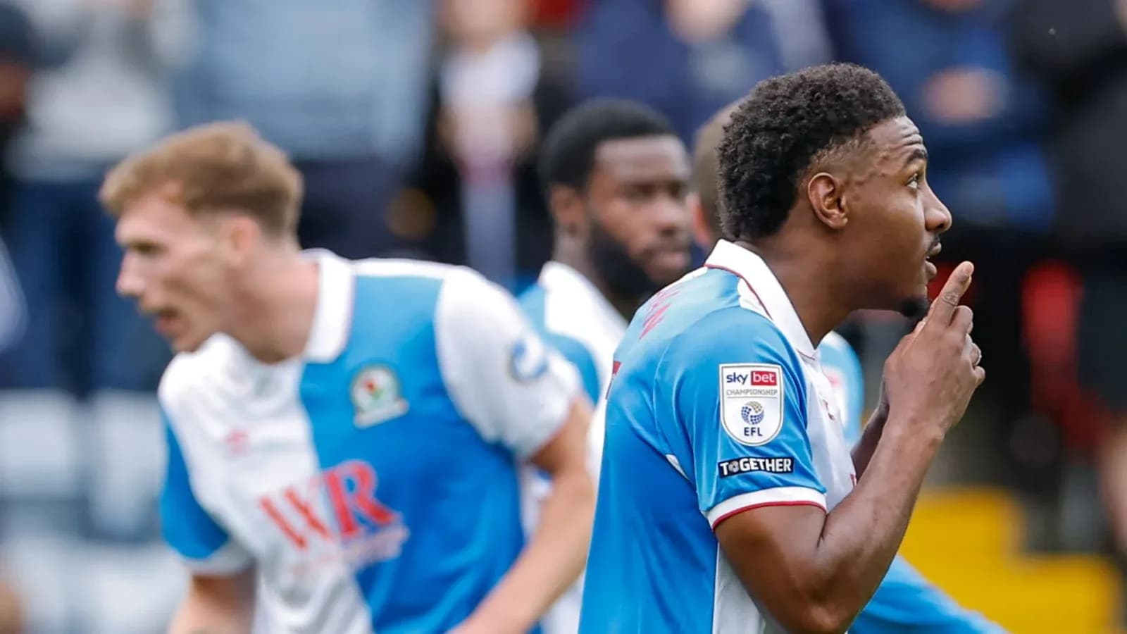 Игрок команды Blackburn Rovers празднует гол Игрок команды Blackburn Rovers празднует гол