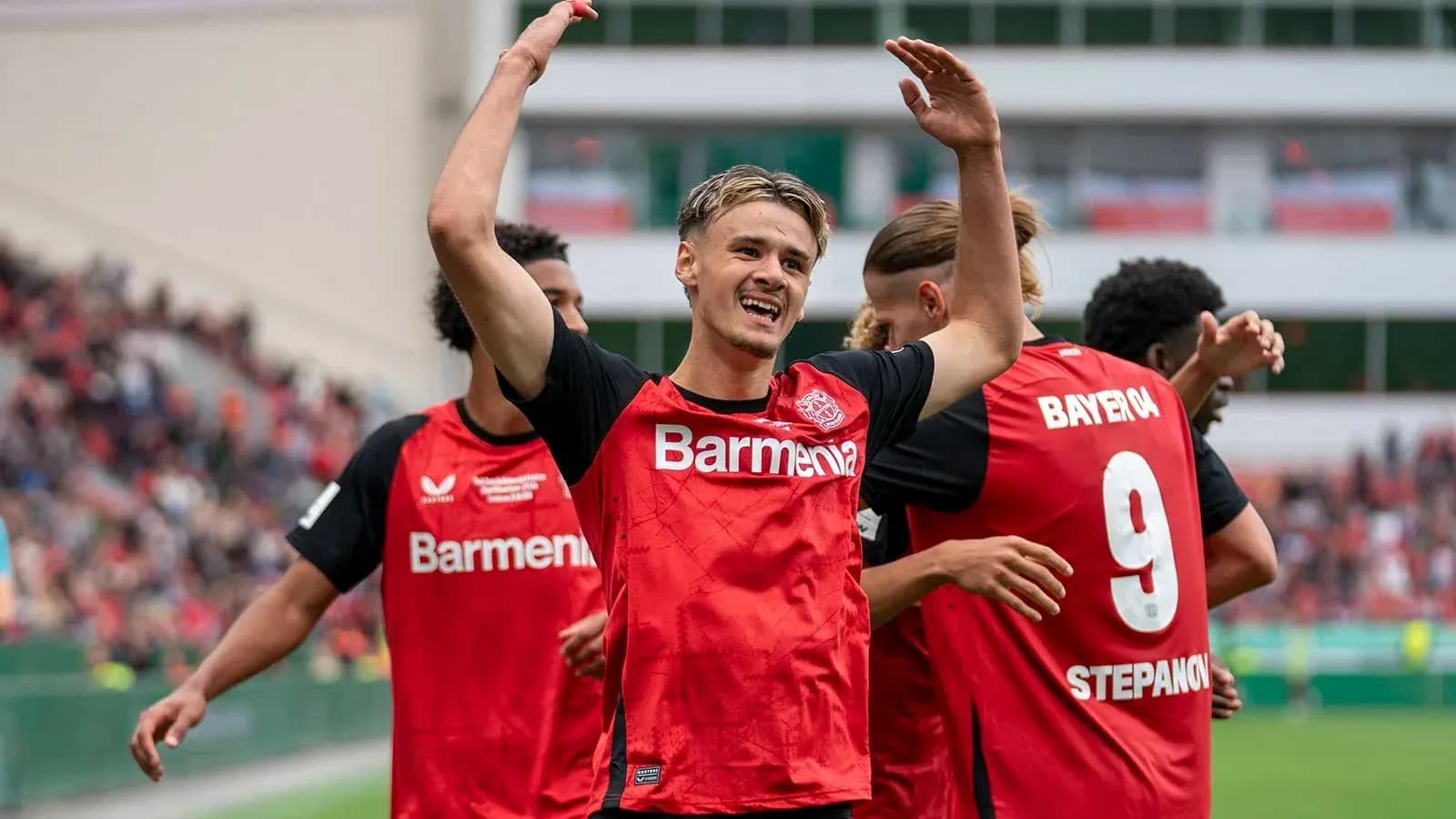 Игроки Bayer 04 отмечают забитый гол на поле Игроки Bayer 04 отмечают забитый гол на поле