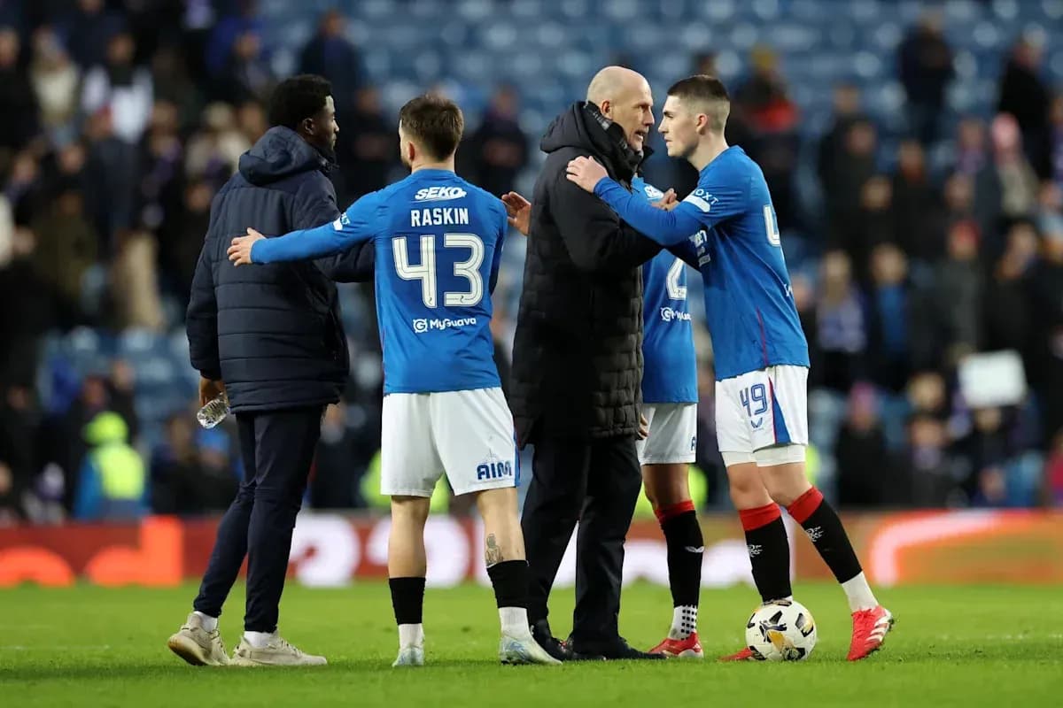 Игроки Rangers обсуждают с тренером после матча Игроки Rangers обсуждают с тренером после матча