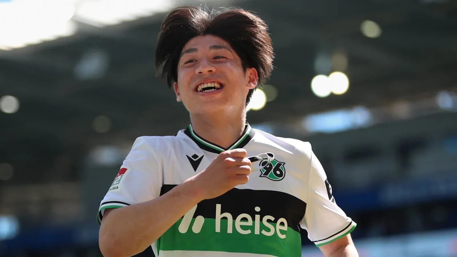 Игрок Hannover 96 празднует забитый гол Игрок Hannover 96 празднует забитый гол