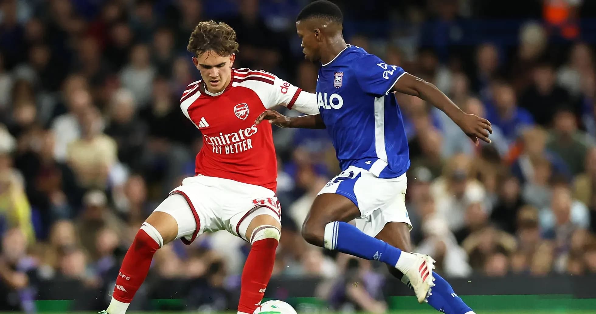 Игроки Arsenal и Ipswich борются за мяч Игроки Arsenal и Ipswich борются за мяч