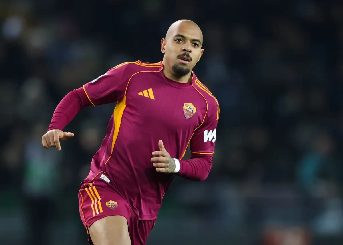 Игрок AS Roma в тренировочной форме Игрок AS Roma в тренировочной форме