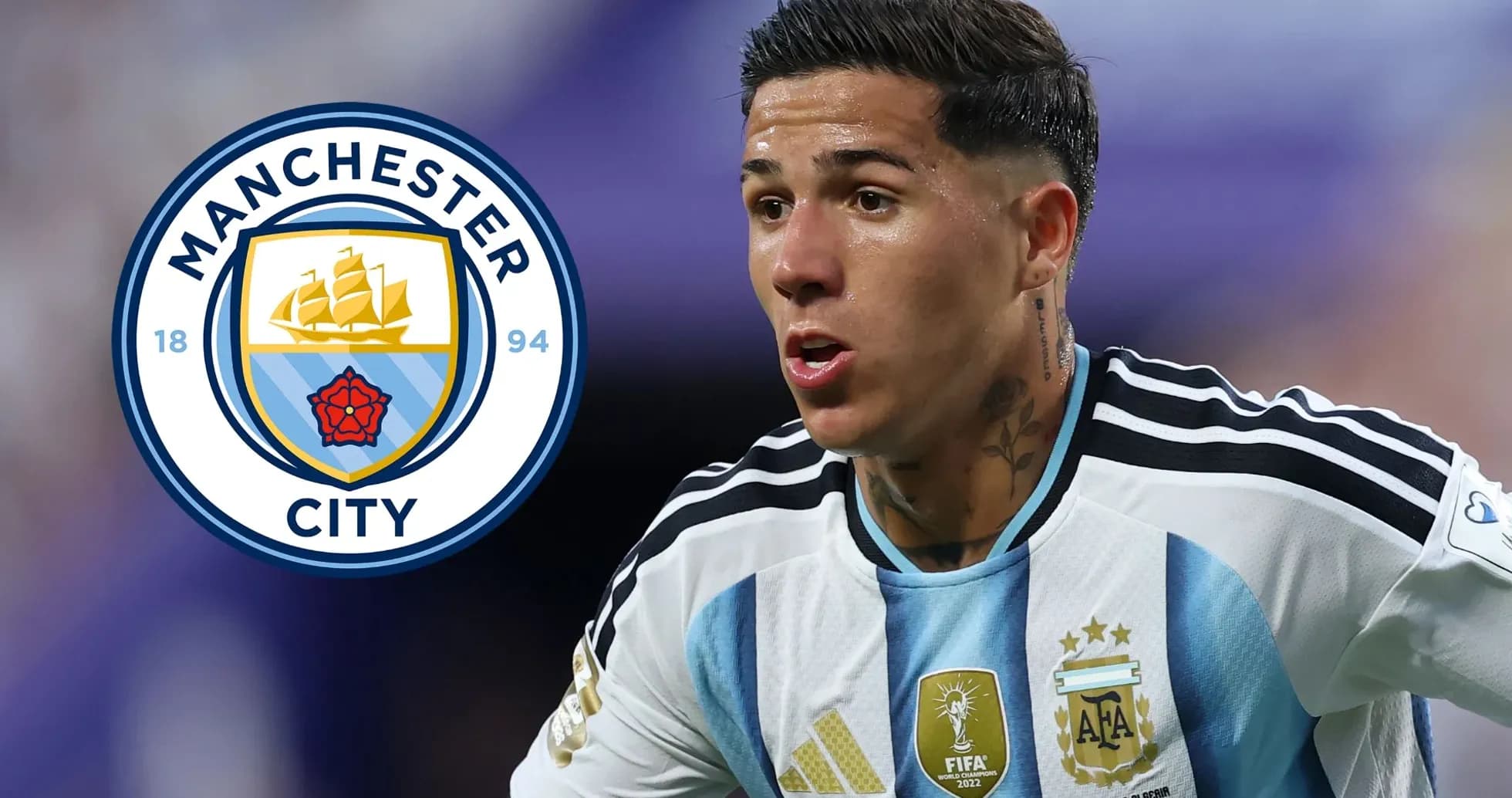 Игрок Аргентины на фоне логотипа Manchester City Игрок Аргентины на фоне логотипа Manchester City