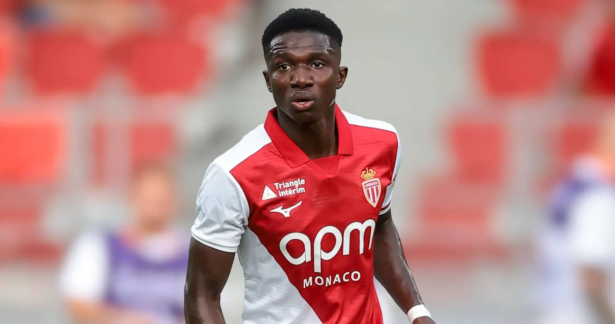 Игрок AS Monaco на поле во время матча Игрок AS Monaco на поле во время матча