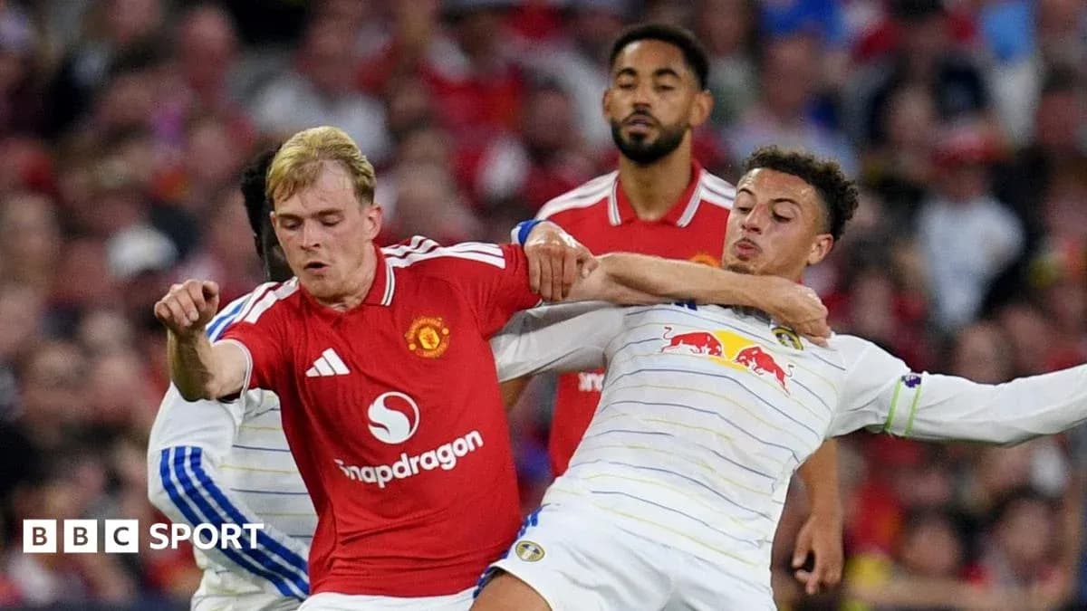 Игроки Manchester United и Leeds United борются за мяч Игроки Manchester United и Leeds United борются за мяч