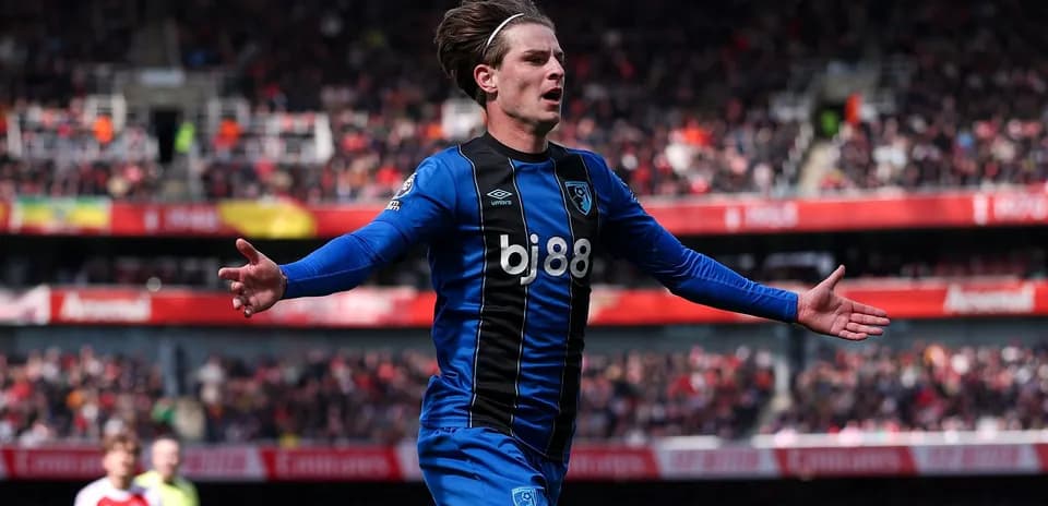 Игрок Bournemouth празднует гол на стадионе Игрок Bournemouth празднует гол на стадионе
