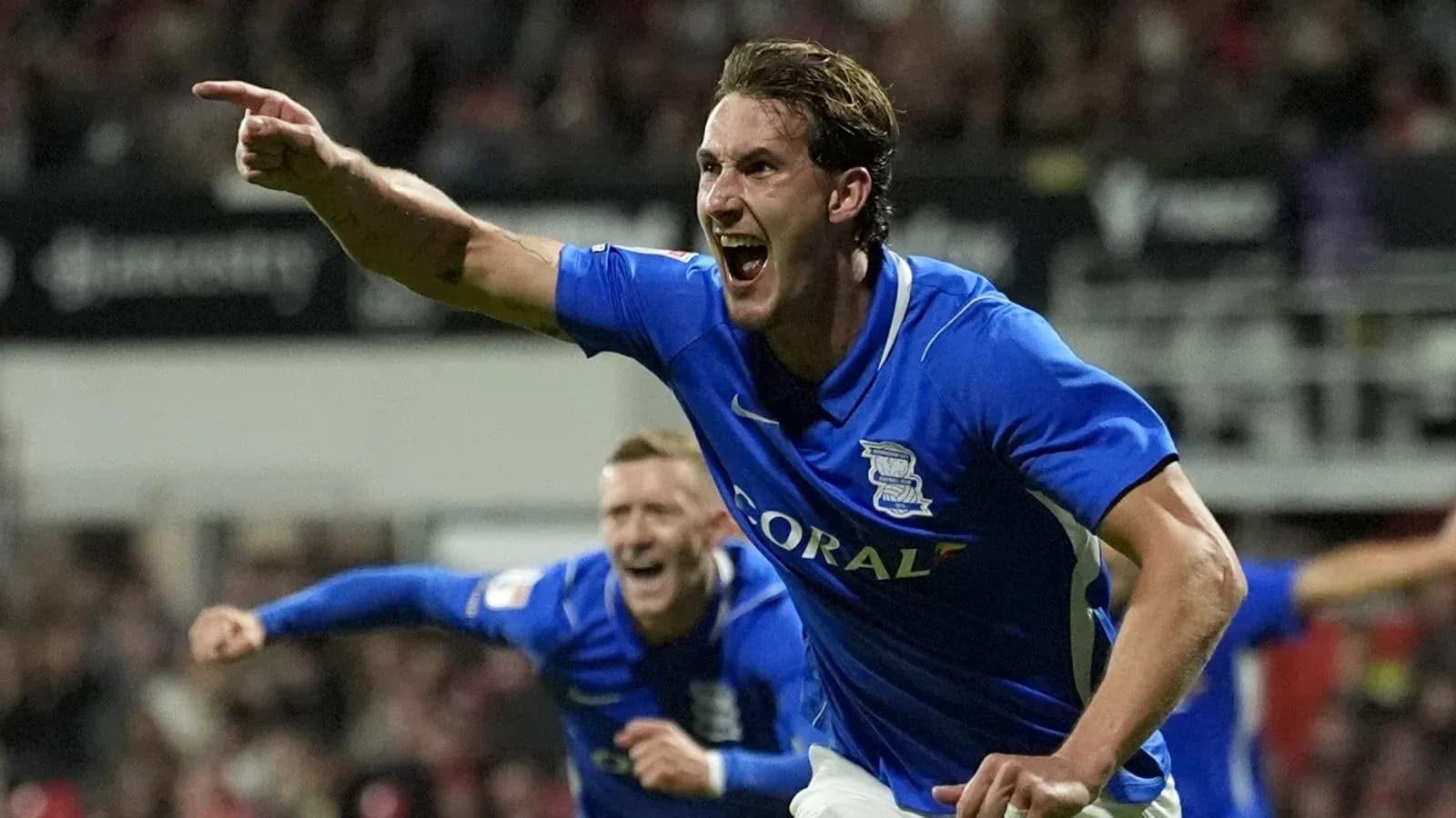 Игрок Birmingham City празднует гол с командой Игрок Birmingham City празднует гол с командой