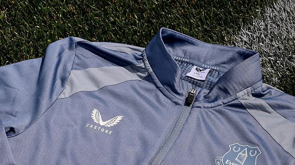 Синяя куртка с логотипом Everton и Castore Синяя куртка с логотипом Everton и Castore