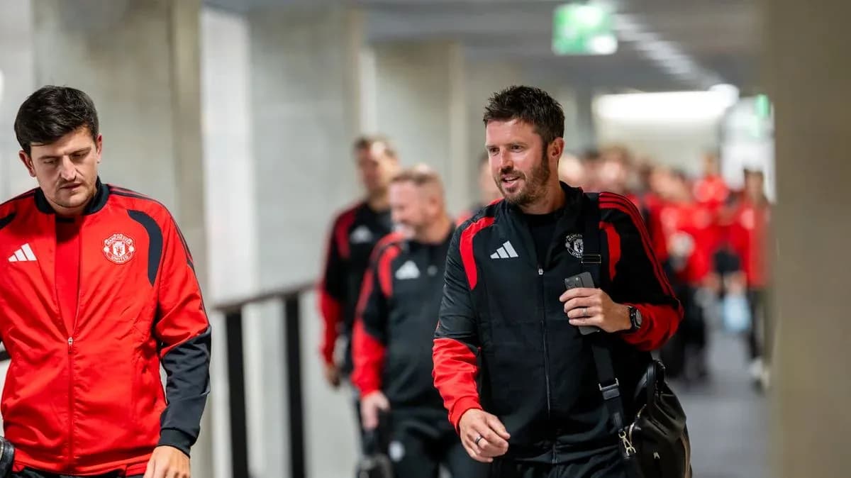 Игроки Manchester United идут по коридору Игроки Manchester United идут по коридору
