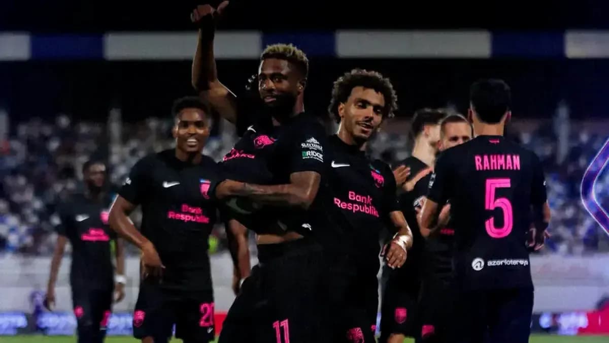Игроки Sabah FA празднуют гол на матче Игроки Sabah FA празднуют гол на матче