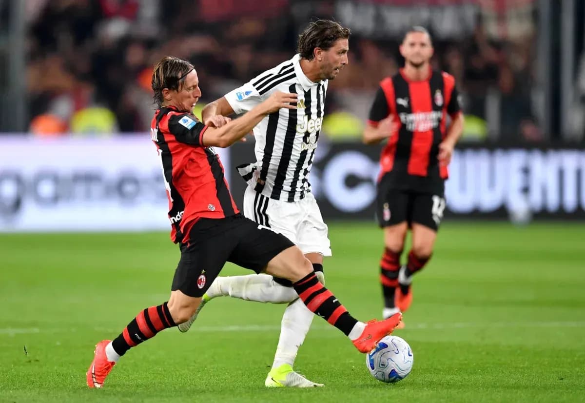Игроки AC Milan и Juventus борются за мяч Игроки AC Milan и Juventus борются за мяч