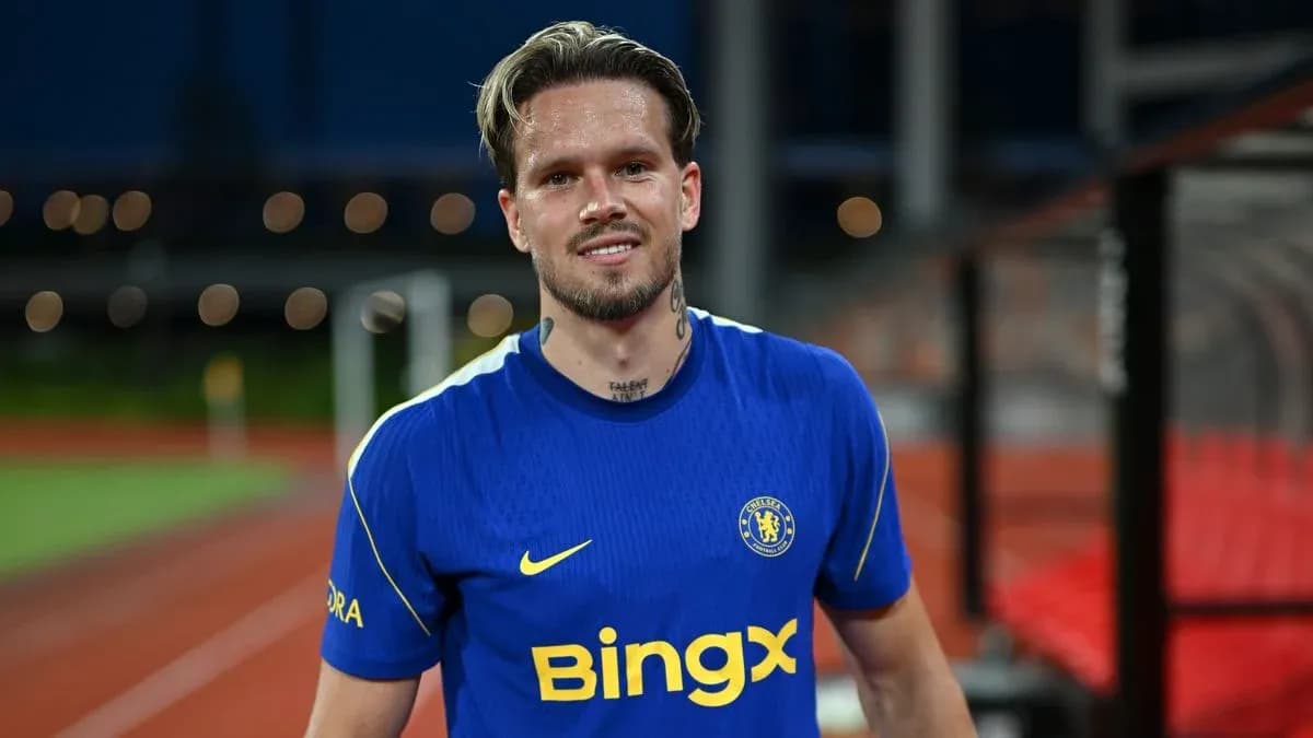 Игрок в синей форме Chelsea на стадионе Игрок в синей форме Chelsea на стадионе