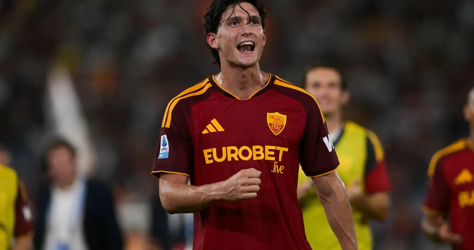 Игрок AS Roma празднует гол на матче Игрок AS Roma празднует гол на матче