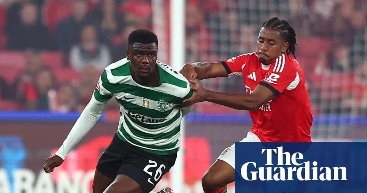 Игроки Sporting и Benfica борются за мяч Игроки Sporting и Benfica борются за мяч