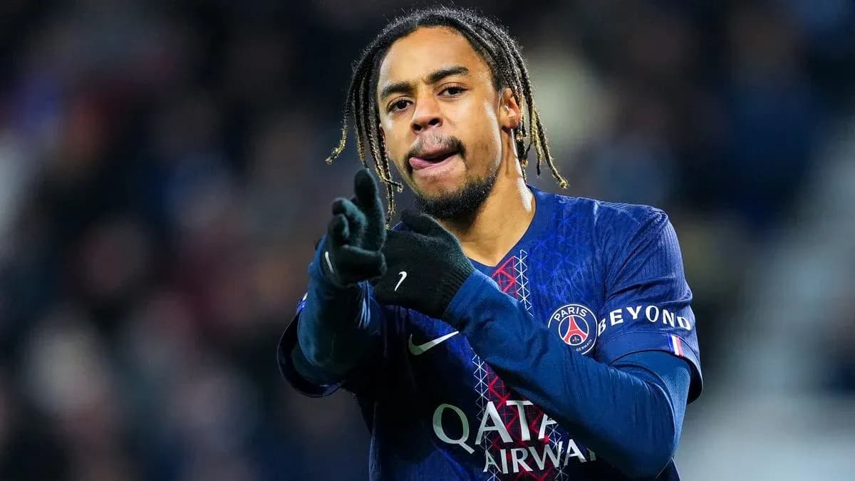 Игрок PSG подает знак во время матча Игрок PSG подает знак во время матча
