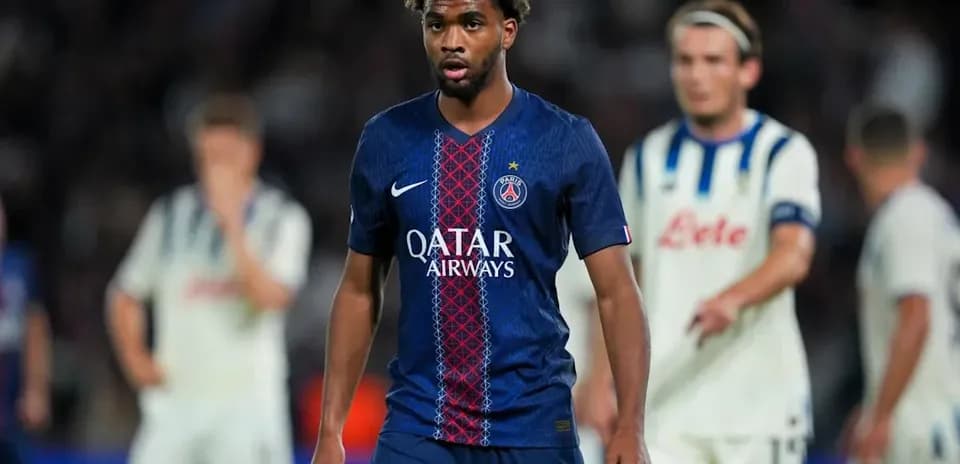 Игрок PSG в синей форме на поле во время матча Игрок PSG в синей форме на поле во время матча