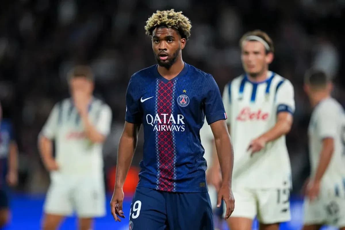 Игрок PSG в синей форме на поле во время матча Игрок PSG в синей форме на поле во время матча