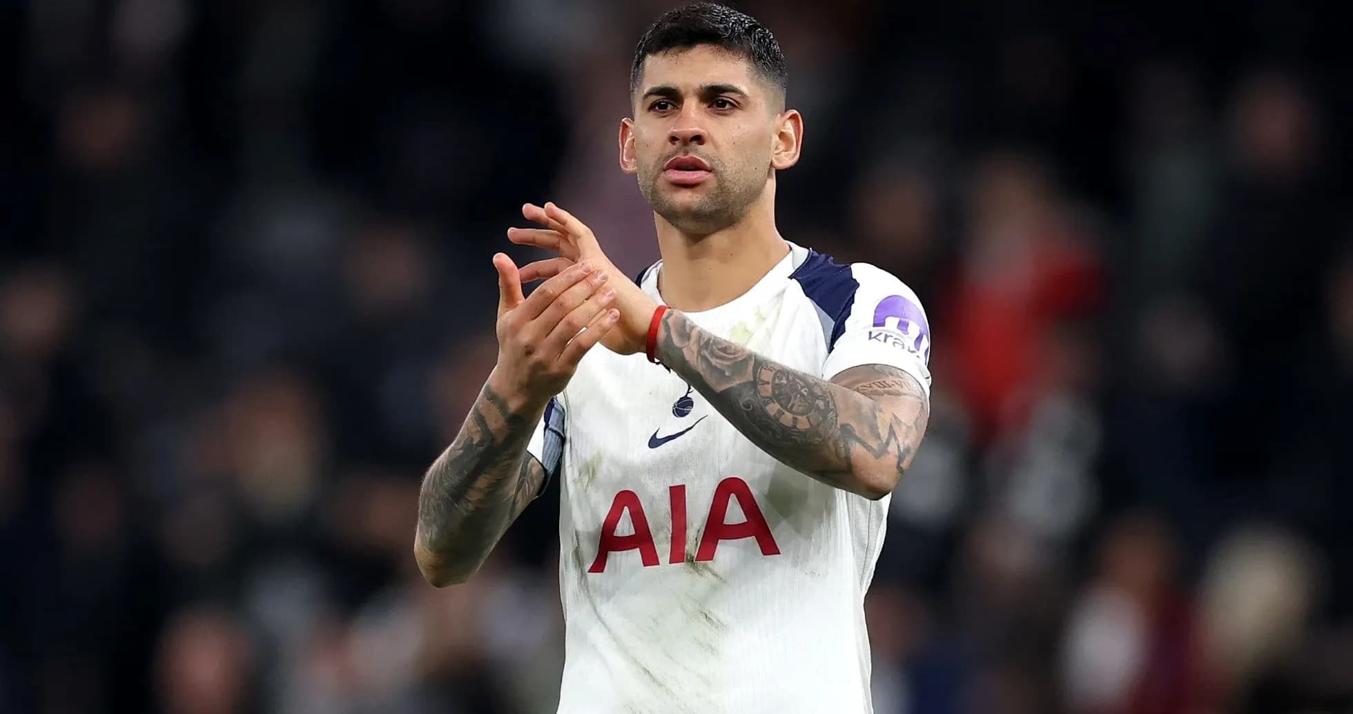 Игрок Tottenham Hotspur аплодирует после матча Игрок Tottenham Hotspur аплодирует после матча