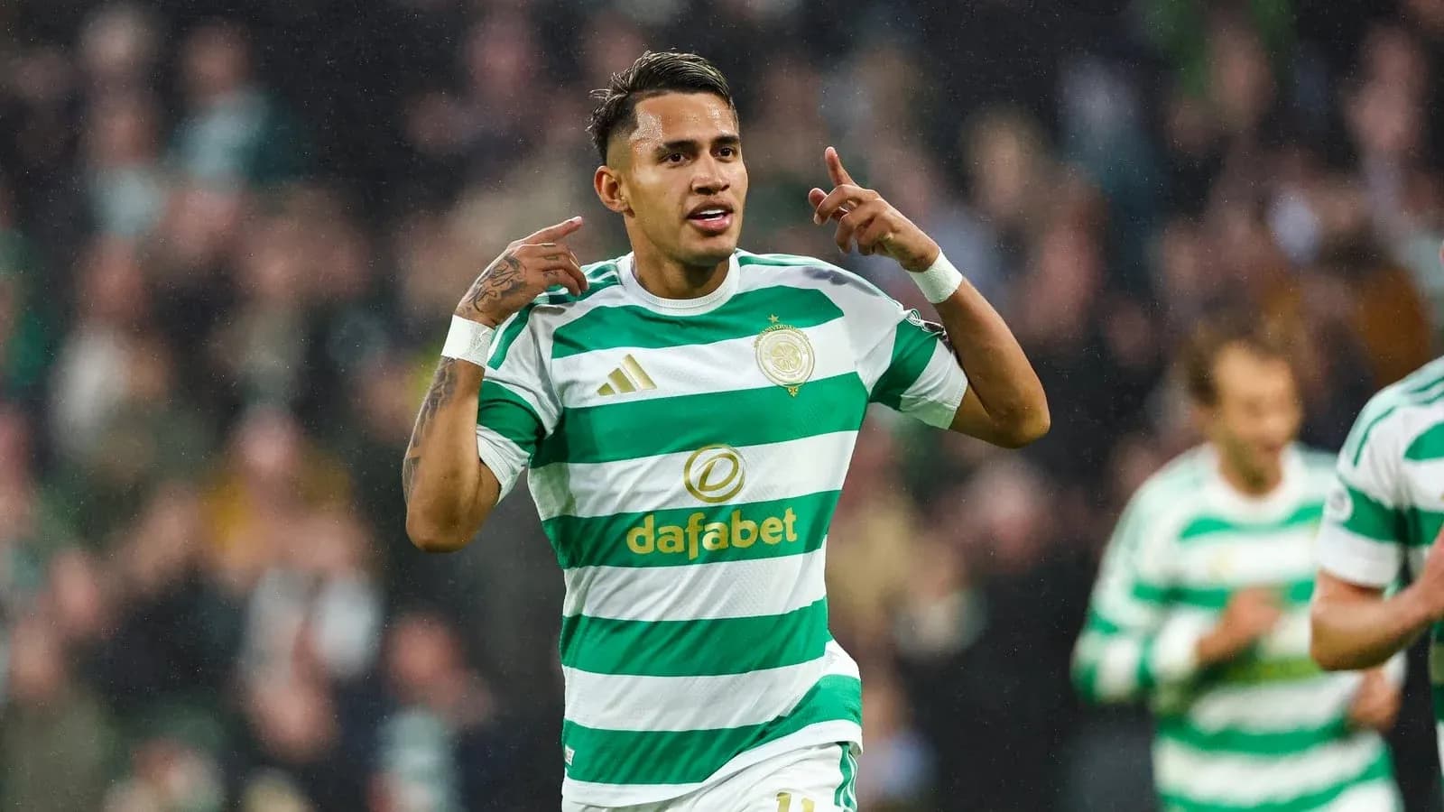 Игрок Celtic празднует гол на поле Игрок Celtic празднует гол на поле