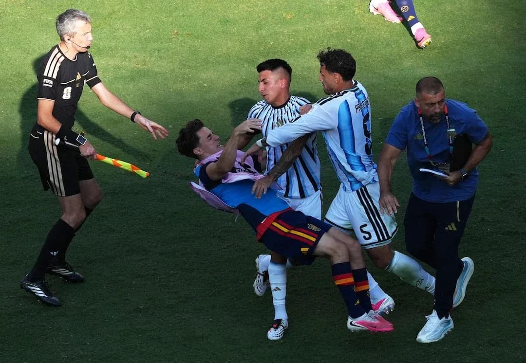 Игроки Испании и Аргентины в столкновении Игроки Испании и Аргентины в столкновении
