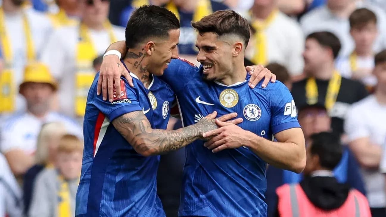 Игроки Chelsea празднуют забитый гол на стадионе Игроки Chelsea празднуют забитый гол на стадионе