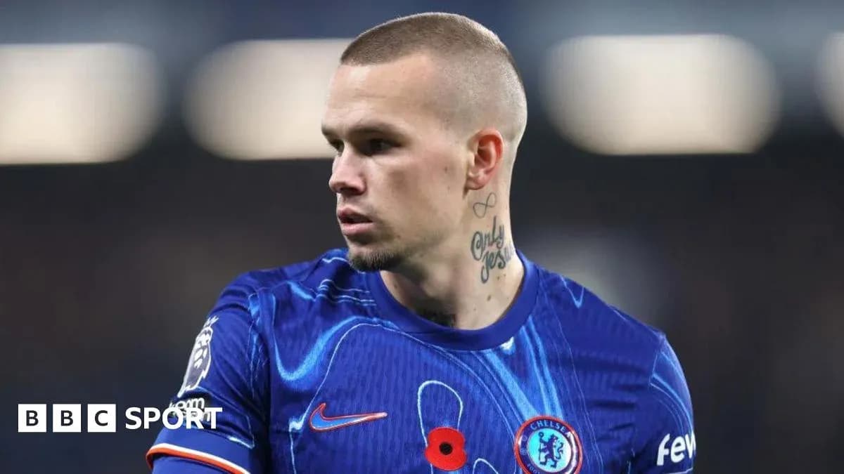 Игрок в синем футболке Chelsea на поле Игрок в синем футболке Chelsea на поле