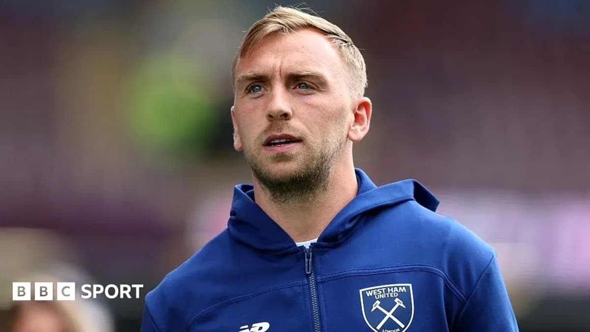 Игрок в синем костюме West Ham United на стадионе Игрок в синем костюме West Ham United на стадионе