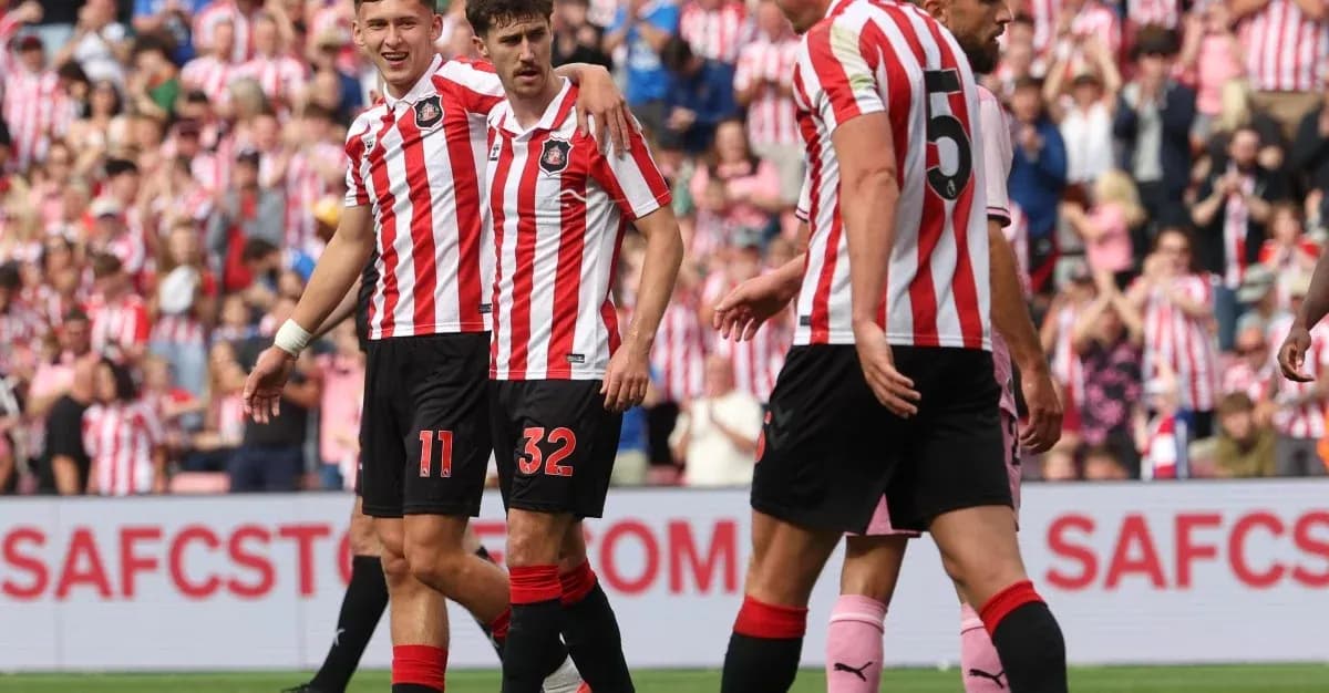 Игроки Sunderland празднуют гол на стадионе Игроки Sunderland празднуют гол на стадионе