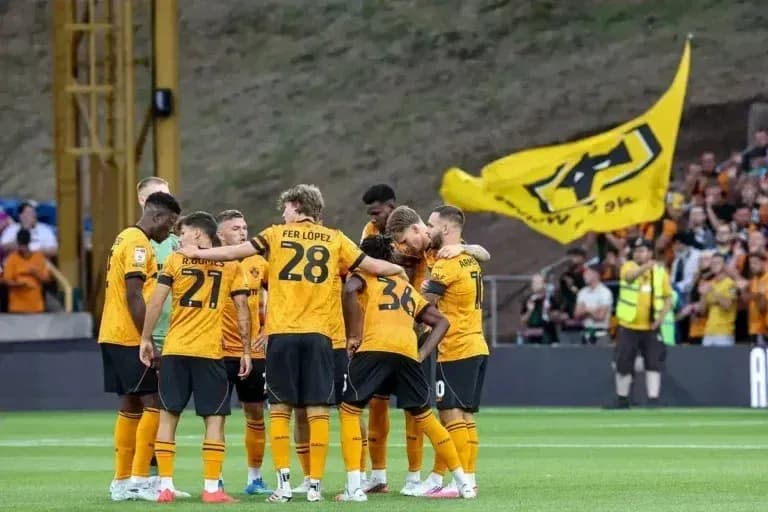 Игроки Wolverhampton собираются в круг перед матчем Игроки Wolverhampton собираются в круг перед матчем