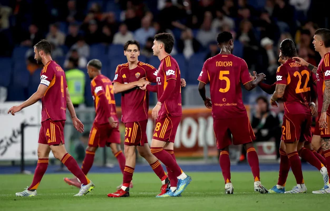 Игроки AS Roma празднуют гол на стадионе Игроки AS Roma празднуют гол на стадионе