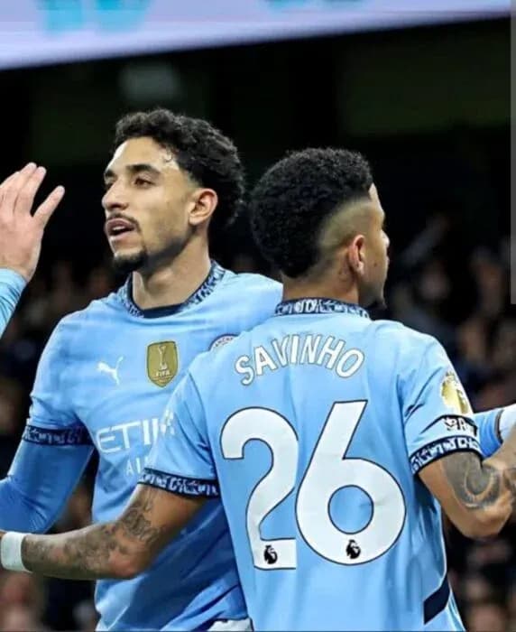 Игроки Manchester City обсуждают на поле Игроки Manchester City обсуждают на поле