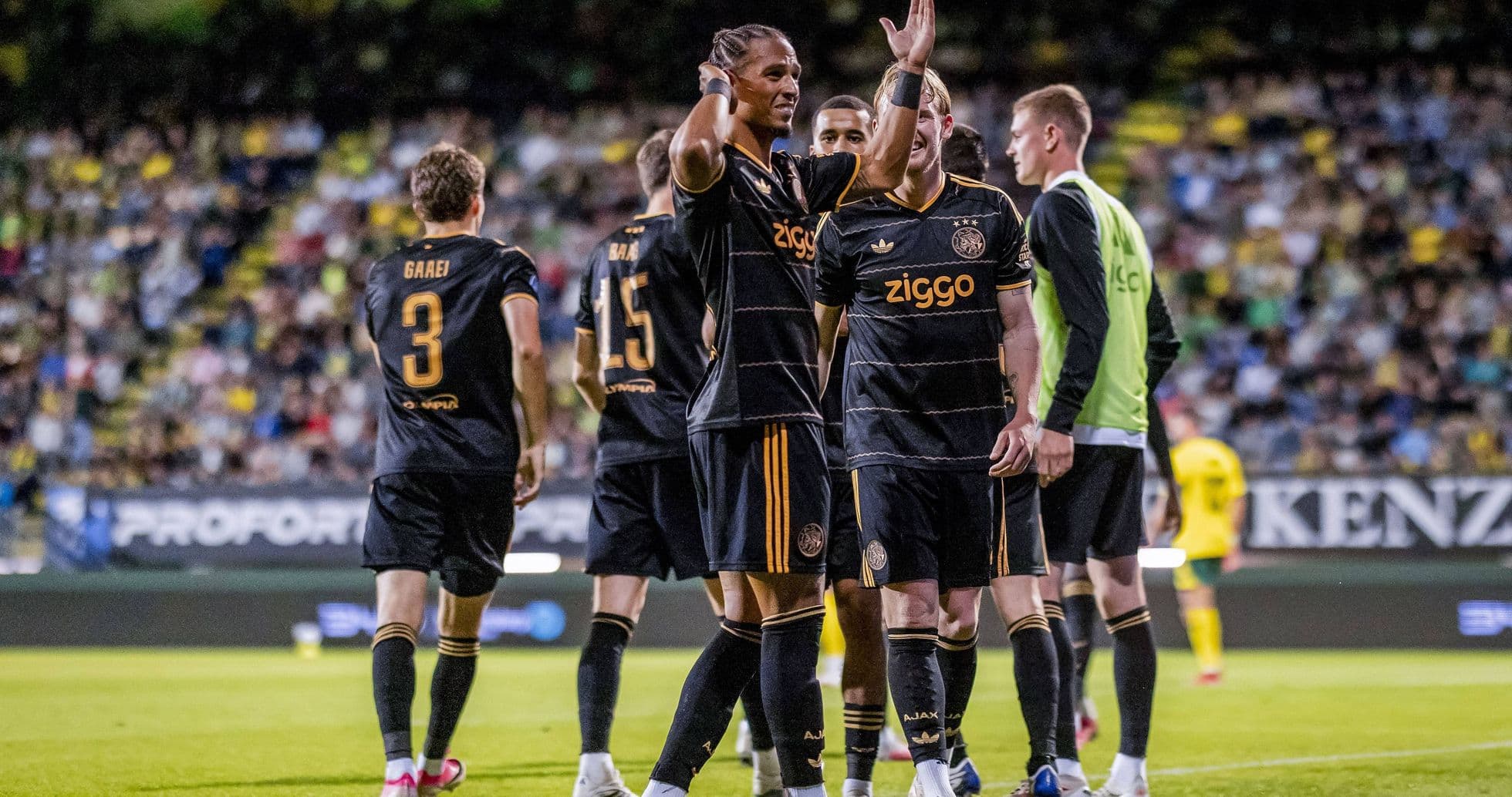 Игроки Ajax празднуют гол на стадионе Игроки Ajax празднуют гол на стадионе