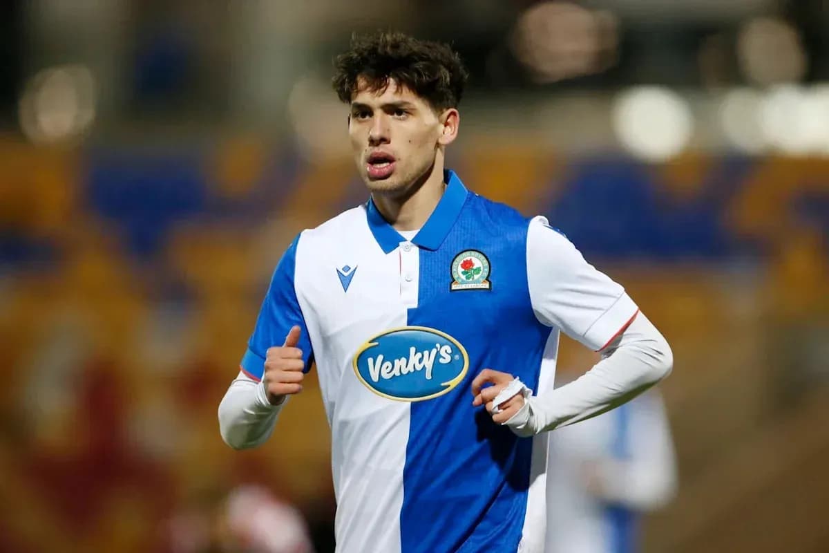 Игрок в форме Blackburn Rovers на поле Игрок в форме Blackburn Rovers на поле