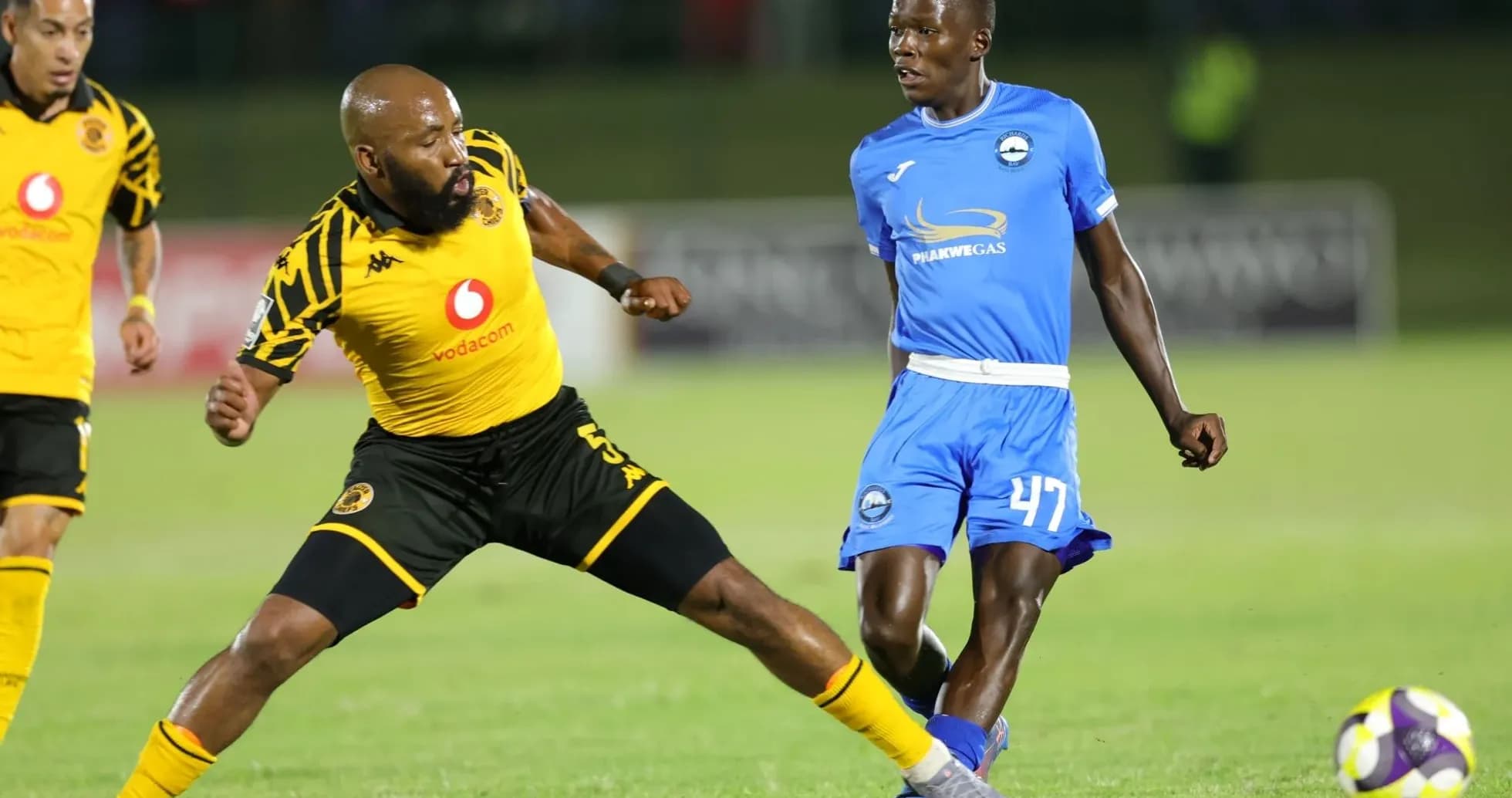 Игроки команды Kaizer Chiefs и соперник на поле Игроки команды Kaizer Chiefs и соперник на поле