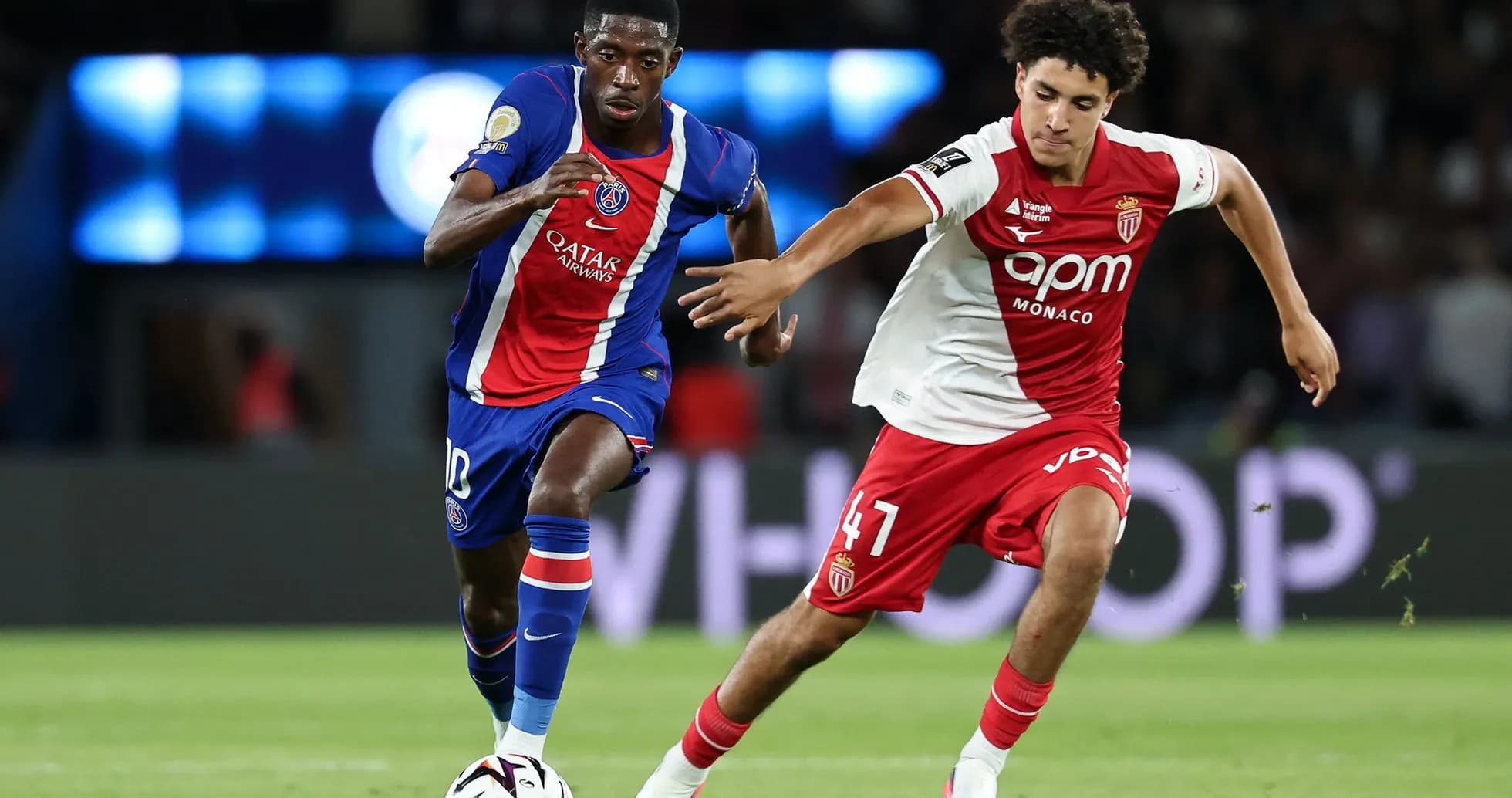 Игроки PSG и Монако борются за мяч на поле Игроки PSG и Монако борются за мяч на поле