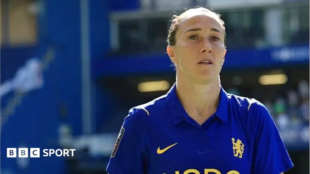 Игрок команды Челси на стадионе во время матча Игрок команды Челси на стадионе во время матча