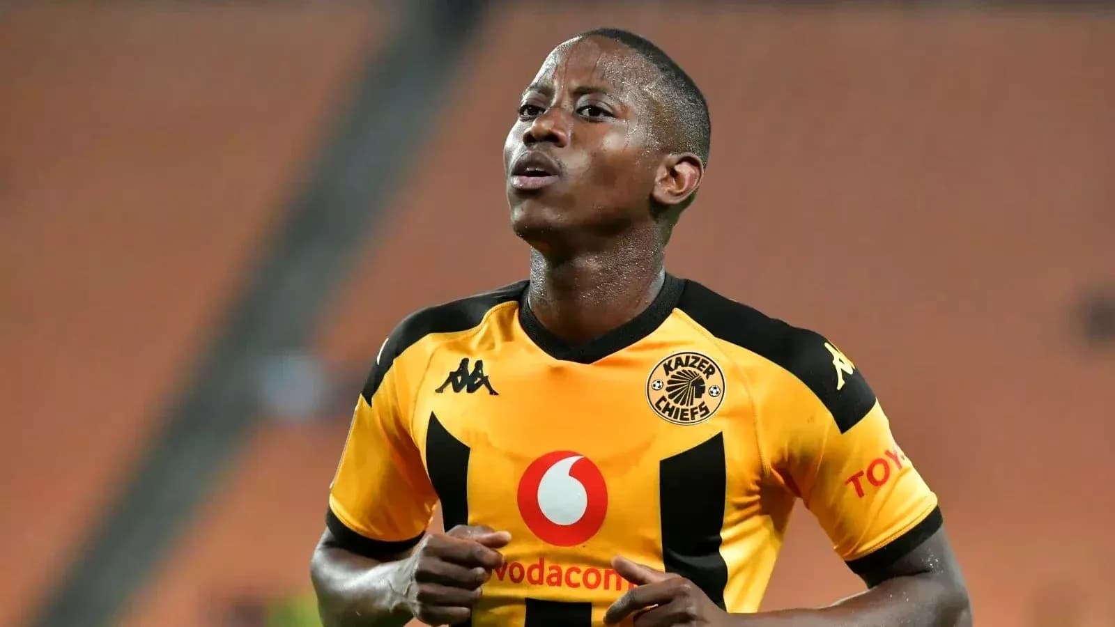 Игрок команды Kaizer Chiefs во время матча Игрок команды Kaizer Chiefs во время матча
