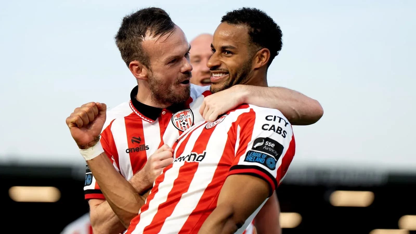 Игроки Derry City празднуют гол на поле Игроки Derry City празднуют гол на поле