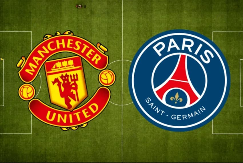 Логотипы Manchester United и Paris Saint-Germain на поле Логотипы Manchester United и Paris Saint-Germain на поле