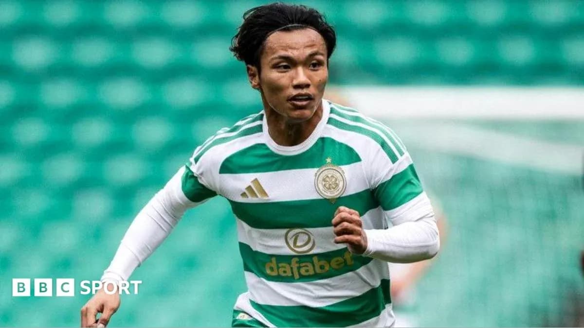 Игрок Celtic бежит по полю во время матча Игрок Celtic бежит по полю во время матча