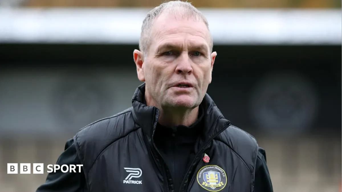 Тренер клуба Gainsborough Trinity на поле Тренер клуба Gainsborough Trinity на поле