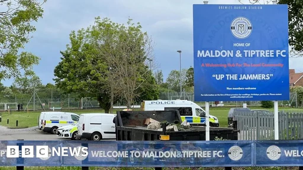 Знак клуба Maldon & Tiptree FC у стадиона Знак клуба Maldon & Tiptree FC у стадиона