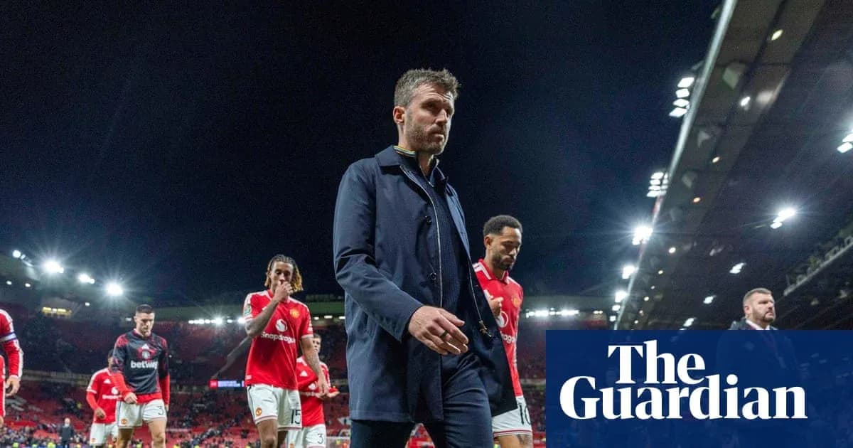 Игроки Manchester United покидают поле после матча Игроки Manchester United покидают поле после матча