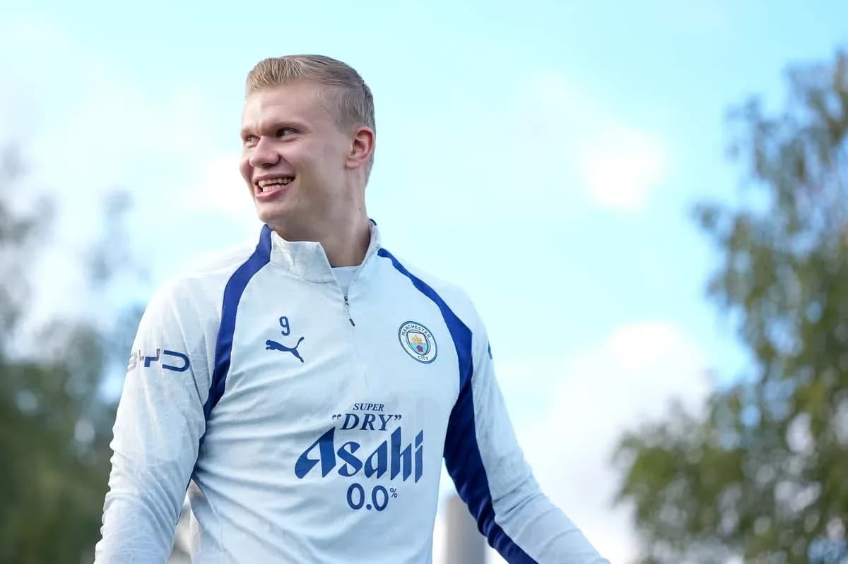 Игрок в тренировочной одежде Manchester City на поле Игрок в тренировочной одежде Manchester City на поле