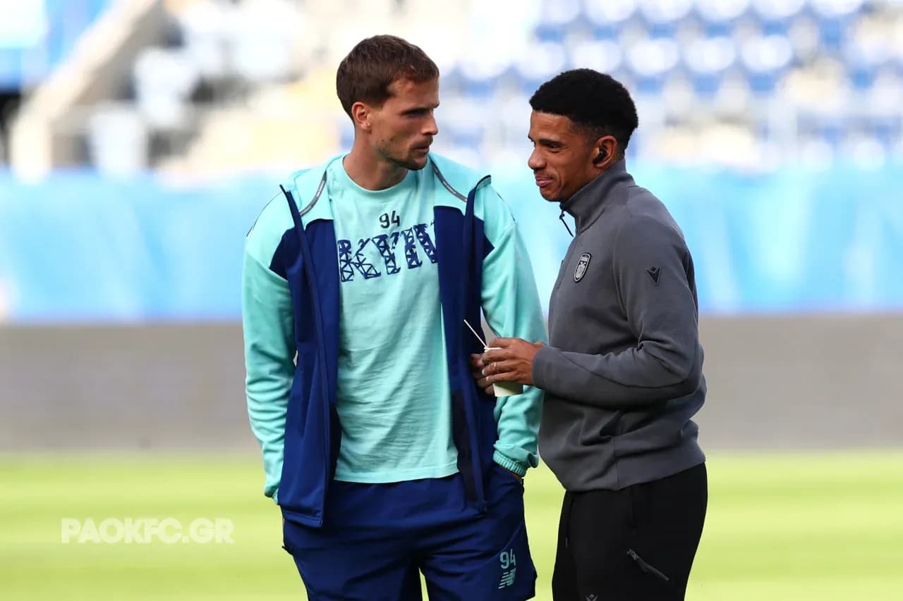 Игроки PAOK и Динамо Киев на разминке Игроки PAOK и Динамо Киев на разминке